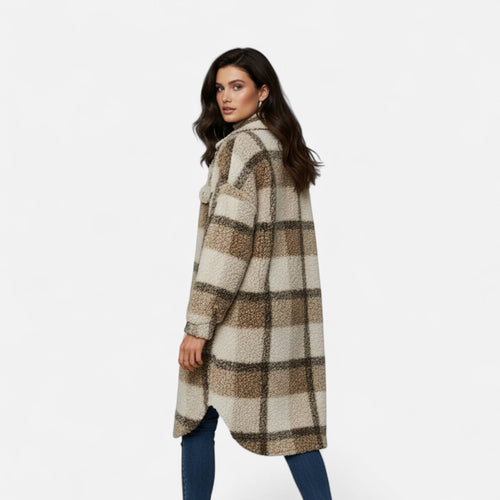 Elmbra | Długi płaszcz z pluszu w kratę – styl sherpa